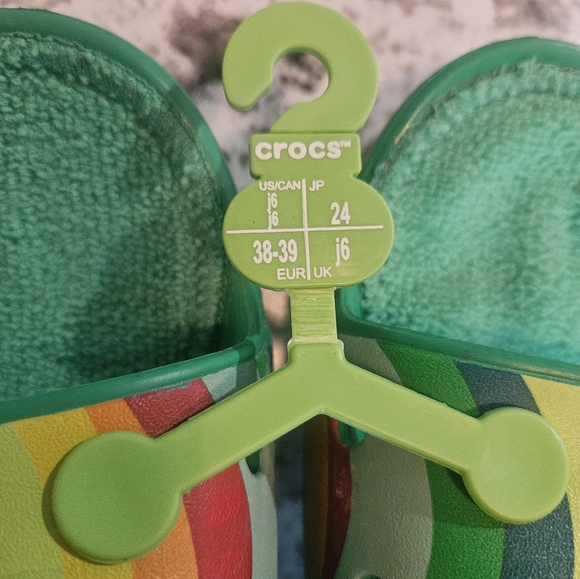 🎄 NWT Crocs size J6 or women's 8 - Picture 4 of 5
